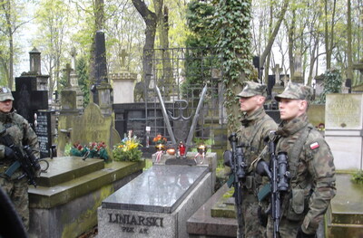 Posterunek honorowy przy grobie płk. Władysława Liniarskiego
