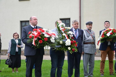 Złożenie kwiatów na grobie śp. ks. Stanisława Suchowolca