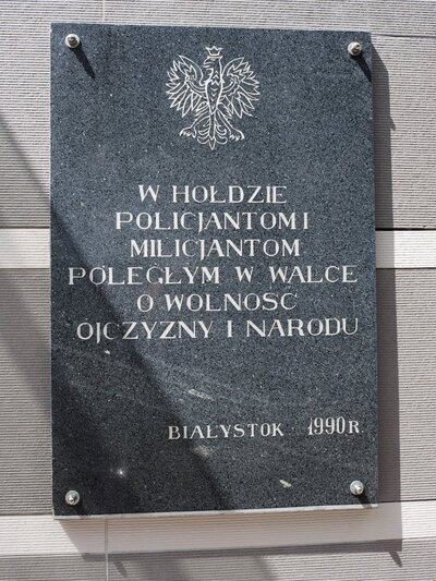 Tablica oddająca hołd milicjantom ze ściany Komendy Wojewódzkiej Policji w Białymstoku
