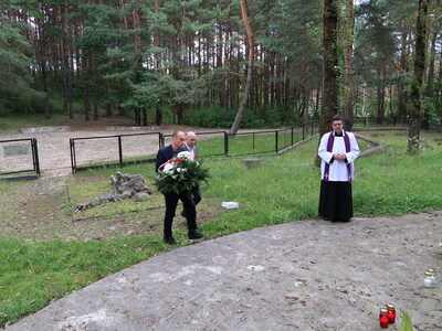 Złożenie kwiatów na masowym grobie Ofiar zbrodni niemieckich w Lesie Bacieczki