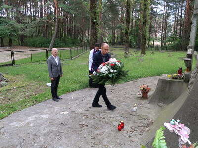 Złożenie kwiatów na masowym grobie Ofiar zbrodni niemieckich w Lesie Bacieczki