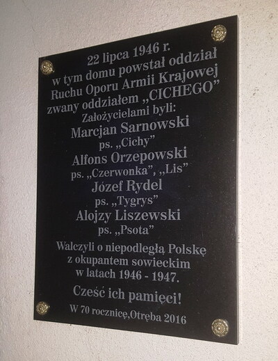 Pamiątkowa tablica ku czci żołnierzy oddziału ROAK Marcjana Sarnowskiego ps. „Cichy” w Otrębie (fot. IPN)