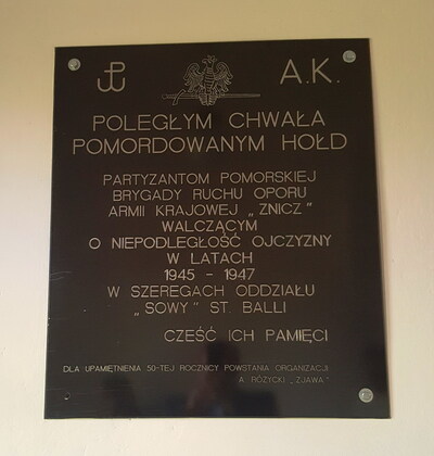 Pamiątkowa tablica żołnierzy Pomorskiego Batalionu ROAK „Znicz” w kaplicy rodziny Różyckich we Wlewsku ufundowana przez Andrzeja Różyckiego ps. „Zjawa” (Fot. IPN)