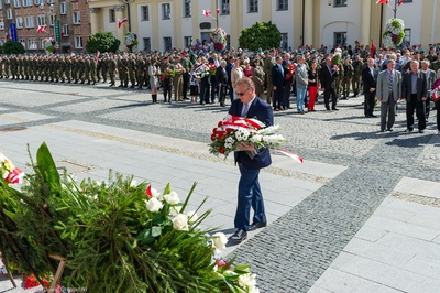 Kwiaty w imieniu Oddziału IPN w Białymstoku złożył dr hab. Krzysztof Sychowicz, naczelnik OBBN