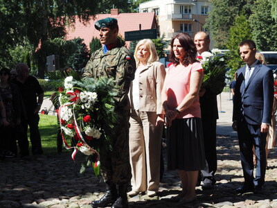 Dr Ewa Rogalewska i Anna Pyżewska złożyły kwiaty w imieniu Oddziału IPN