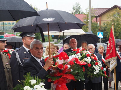 Kwiaty pod pomnikiem „Solidarności” złożyli w imieniu IPN dyrektor dr hab. Piotr Kardela i dr Ewa Rogalewska
