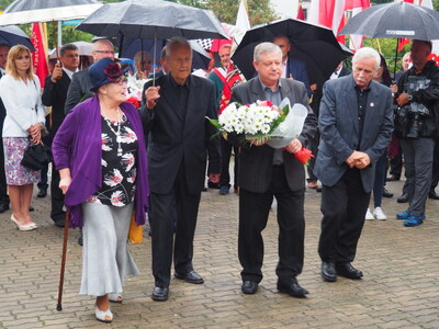 Kwiaty od działaczy opozycji: Stanisławy Korolkiewicz, Stanisława Marczuka, Krzysztofa Nowakowskiego i Krzysztofa Florczykowskiego