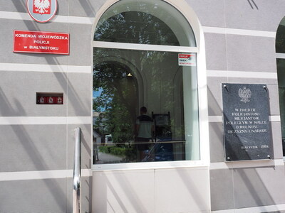 Ostatnia tablica wisząca na budynkach polskiej policji upamiętniająca funkcjonariuszy komunistycznego aparatu represji