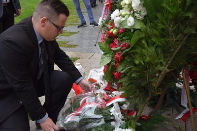 Dr Paweł Warot składa kwiaty przed pomnikiem AK w Olsztynie