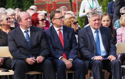 Prezes IPN dr Jarosław Szarek (w środku), minister rolnictwa Krzysztof Jurgiel i dyrektor Oddziału IPN w Białymstoku dr hab. Piotr Kardela