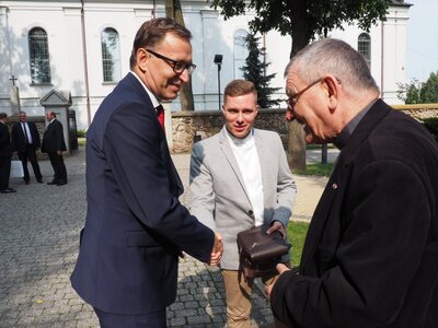 Prezes IPN dr Jarosław Szarek w rozmowie z jednym z przyjaciół ks. Jerzego