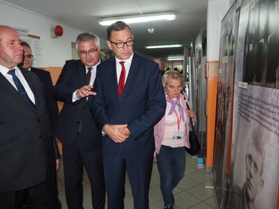 Prezes Jarosław Szarek wraz z dr. hab. Piotrem Kardelą i dr. Waldemarem Brendą podczas zwiedzania wystawy