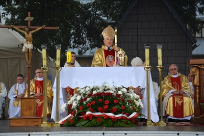 Polową mszę świętą odprawił arcybiskup senior Edward Ozorowski