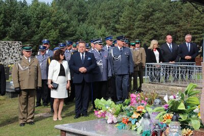 Wiceminister spraw wewnętrznych i administracji Jarosław Zieliński wraz z małżonką przy grobie Rodziców bł. ks. Popiełuszki