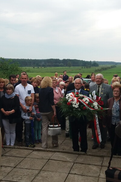 Moment złożenia kwiatów przed pomnikiem w Jaworówce przez naczelnika Eugeniusza Korneluka