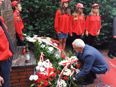 Moment złożenia kwiatów przed pomnikiem w Jaworówce przez naczelnika Eugeniusza Korneluka