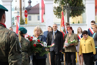 Moment złożenia kwiatów pod pomnikiem Ofiar katastrofy smoleńskiej