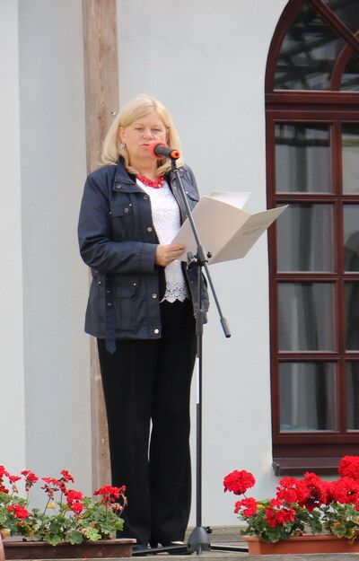 Dr Ewa Rogalewska odczytała przesłanie od dyrektora białostockiego oddziału IPN dr. hab. Piotra Kardeli