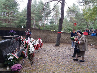 Żołnierze wileńskiej AK składają kwiaty w Kwaterze Polskiej na miejscu Zbrodni Ponarskiej