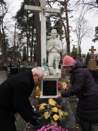 Grób zamordowanego przez Niemców 13-letniego harcerza Zenka Borowskiego na Cmentarzu Farnym
