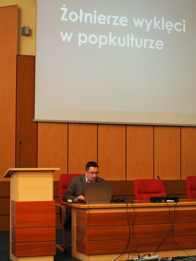 Referat inauguracyjny zaprezentował dr Tomasz Łabuszewski, naczelnik OBBH IPN w Warszawie