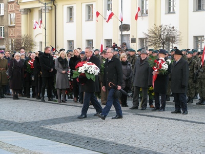Kwiaty składa Józef Mozolewski, przewodniczący Zarządu Regionu Podlaskiego NSZZ „Solidarność”