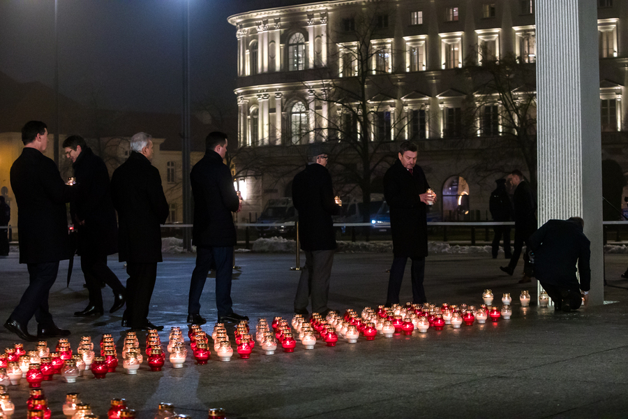 Światło Wolności w 40. rocznicę wprowadzenia stanu wojennego – Warszawa, pl. Józefa Piłsudskiego, 13 grudnia 2021. Fot. Sławek Kasper (IPN)