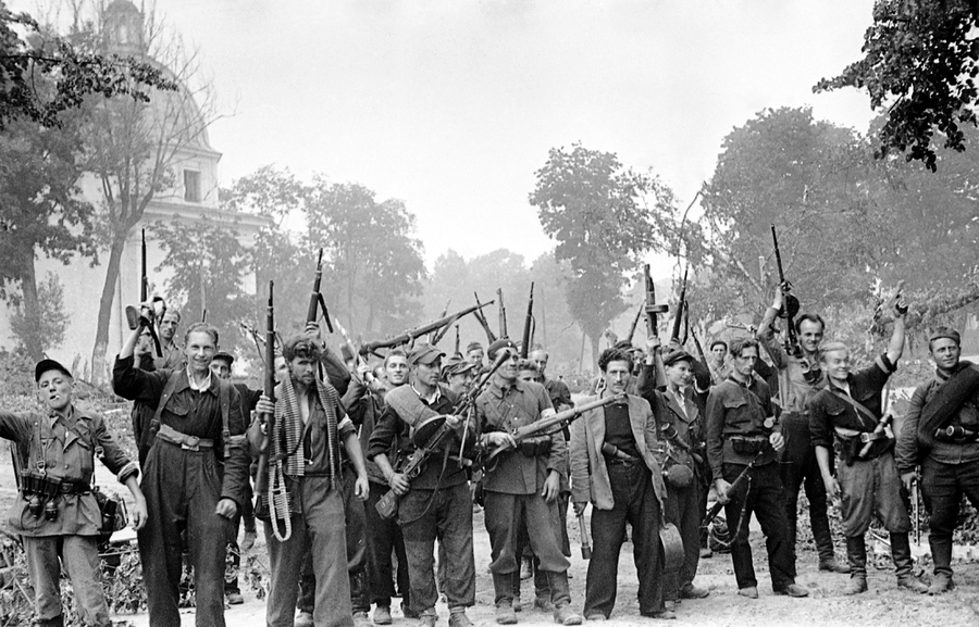 Powstańczy pluton plut. pchor. Jarosława Zdrojewskiego „Henryka” (stoi drugi z prawej) z Dzielnicy „A” Garnizonu AK m. Wilna, wiwatujący w parku przy katedrze po zakończonej walce, 13 lipca 1944 r. (fot. Jakow Chalip/RGAKFD)