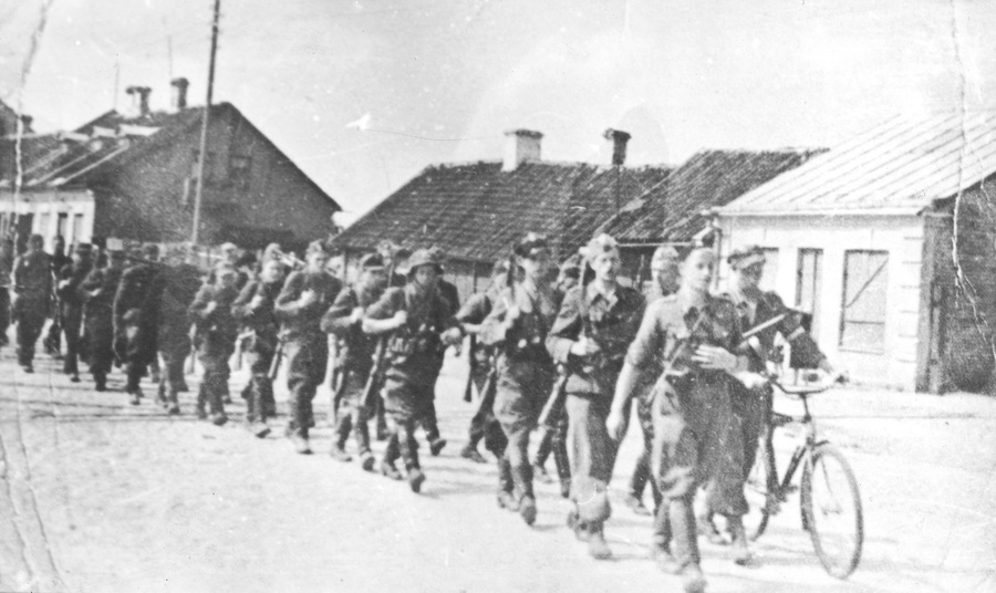 8. kompania 1. Brygady Wileńskiej AK, prowadzona przez Mariana Poszewieckiego „Kreta”, w marszu ul. Kalwaryjską w Wilnie, 15 lipca 1944 r. (fot. Wacław Kapusto „Orlik”)