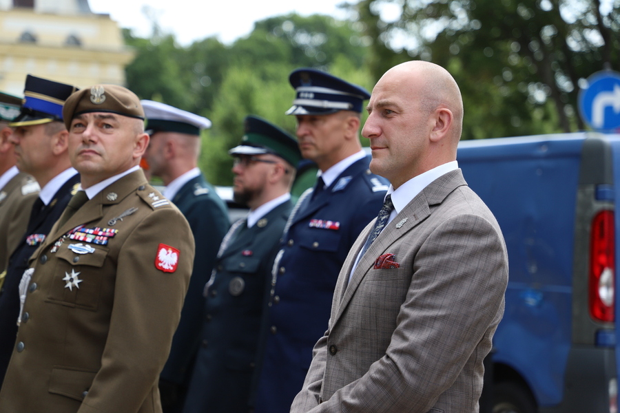 Złożenie kwiatów pod pomnikiem Armii Krajowej w 80. rocznicę Operacji „Ostra Brama” – 01 lipca 2024, fot. Paula Prudziłowicz (IPN)