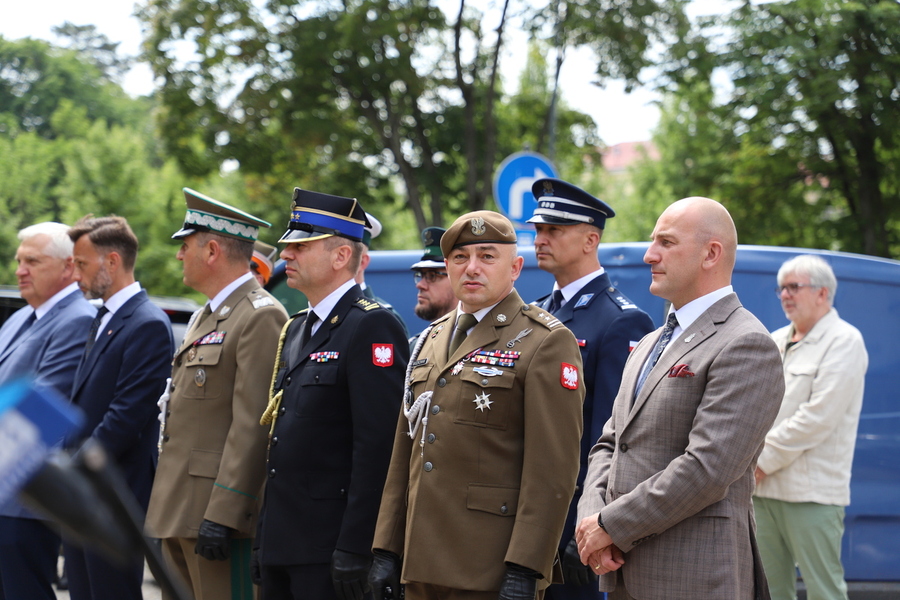 Złożenie kwiatów pod pomnikiem Armii Krajowej w 80. rocznicę Operacji „Ostra Brama” – 01 lipca 2024, fot. Paula Prudziłowicz (IPN)