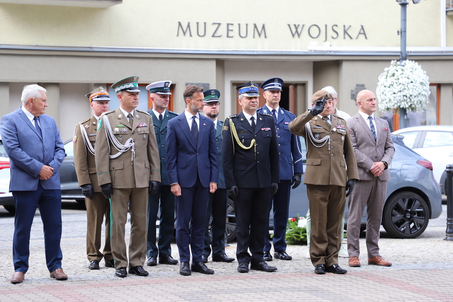 Złożenie kwiatów pod pomnikiem Armii Krajowej w 80. rocznicę Operacji „Ostra Brama” – 01 lipca 2024, fot. Paula Prudziłowicz (IPN)