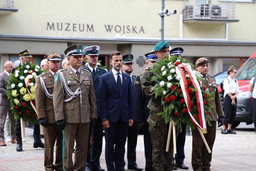 Złożenie kwiatów pod pomnikiem Armii Krajowej w 80. rocznicę Operacji „Ostra Brama” – 01 lipca 2024, fot. Paula Prudziłowicz (IPN)