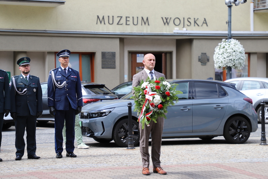 Złożenie kwiatów pod pomnikiem Armii Krajowej w 80. rocznicę Operacji „Ostra Brama” – 01 lipca 2024, fot. Paula Prudziłowicz (IPN)
