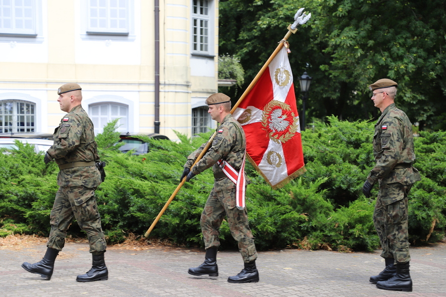 Złożenie kwiatów pod pomnikiem Armii Krajowej w 80. rocznicę Operacji „Ostra Brama” – 01 lipca 2024, fot. Paula Prudziłowicz (IPN)