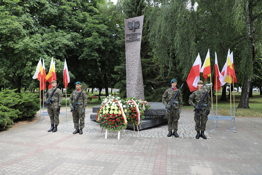 Złożenie kwiatów pod pomnikiem Armii Krajowej w 80. rocznicę Operacji „Ostra Brama” – 01 lipca 2024, fot. Paula Prudziłowicz (IPN)