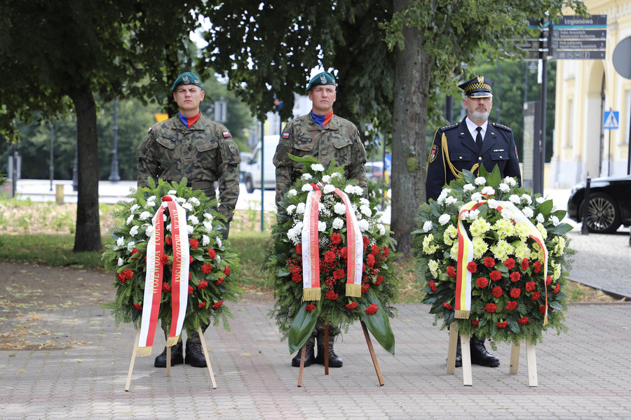 Złożenie kwiatów pod pomnikiem Armii Krajowej w 80. rocznicę Operacji „Ostra Brama” – 01 lipca 2024, fot. Paula Prudziłowicz (IPN)