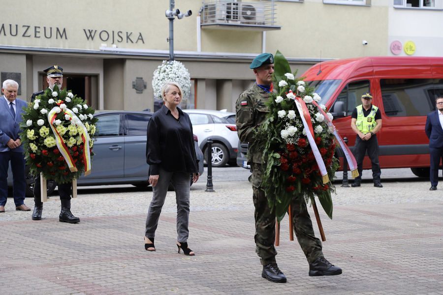 Złożenie kwiatów pod pomnikiem Armii Krajowej w 80. rocznicę Operacji „Ostra Brama” – 01 lipca 2024, fot. Paula Prudziłowicz (IPN)