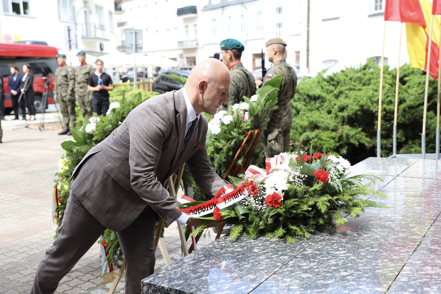 Złożenie kwiatów pod pomnikiem Armii Krajowej w 80. rocznicę Operacji „Ostra Brama” – 01 lipca 2024, fot. Paula Prudziłowicz (IPN)