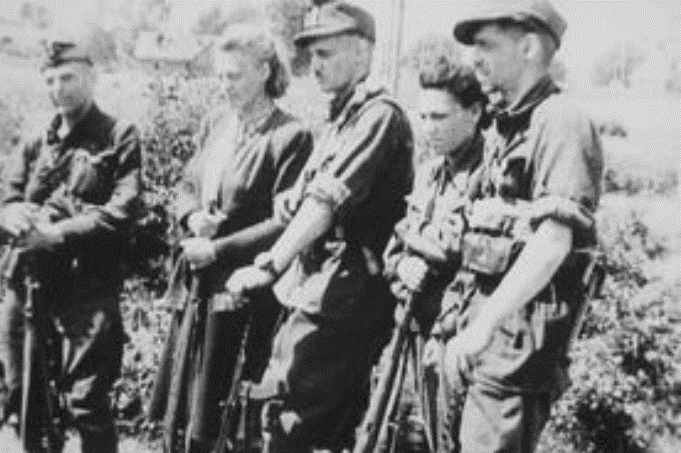 Grupa partyzantów w wyzwolonym od niemieckiego okupanta Wilnie