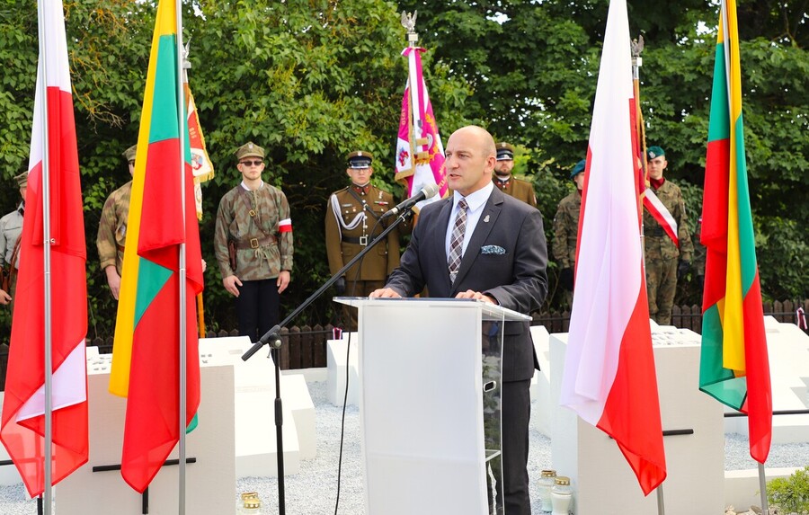 Uroczyste obchody 80. rocznicy operacji „Ostra Brama”. Ceremonia składania wieńców w kwaterze poległych żołnierzy Armii Krajowej w Skorbucianach – 6 lipca 2024, fot. Paula Prudziłowicz (IPN)