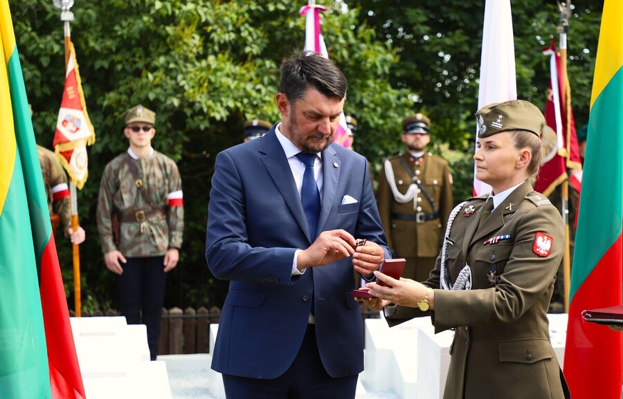 Uroczyste obchody 80. rocznicy operacji „Ostra Brama”. Ceremonia składania wieńców w kwaterze poległych żołnierzy Armii Krajowej w Skorbucianach – 6 lipca 2024, fot. Paula Prudziłowicz (IPN)