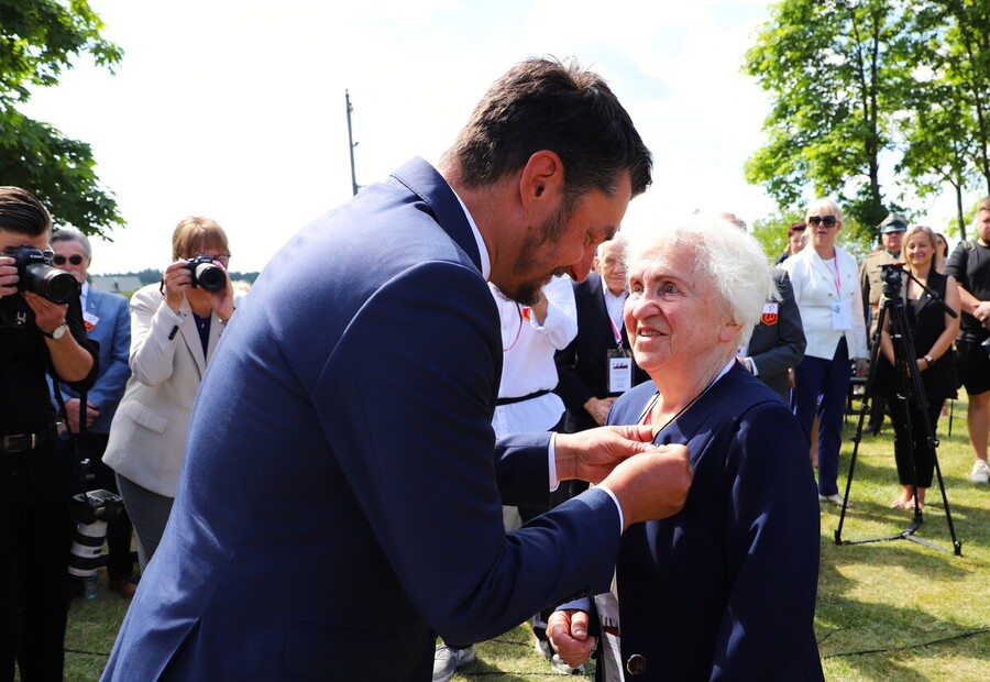 Uroczyste obchody 80. rocznicy operacji „Ostra Brama”. Ceremonia składania wieńców w kwaterze poległych żołnierzy Armii Krajowej w Skorbucianach – 6 lipca 2024, fot. Paula Prudziłowicz (IPN)