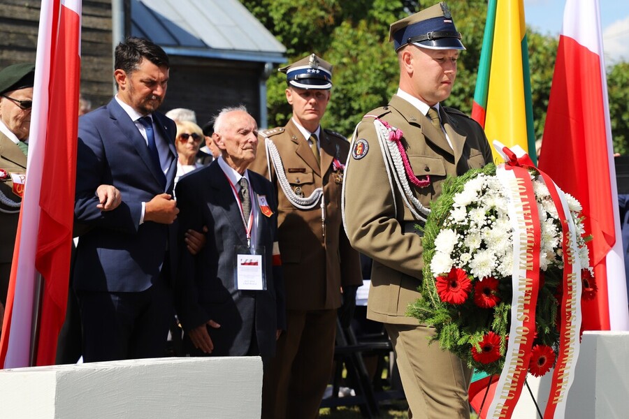 Uroczyste obchody 80. rocznicy operacji „Ostra Brama”. Ceremonia składania wieńców w kwaterze poległych żołnierzy Armii Krajowej w Skorbucianach – 6 lipca 2024, fot. Paula Prudziłowicz (IPN)