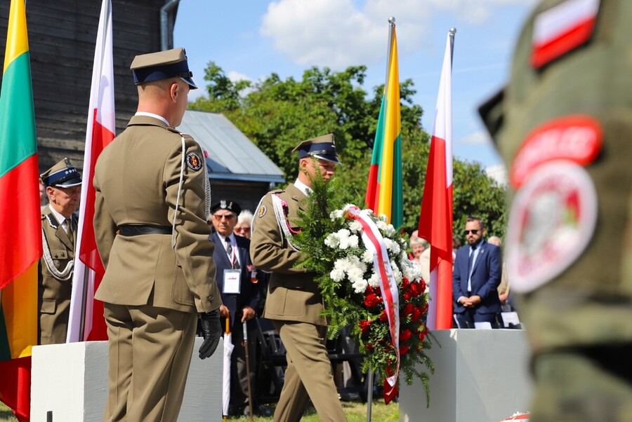 Uroczyste obchody 80. rocznicy operacji „Ostra Brama”. Ceremonia składania wieńców w kwaterze poległych żołnierzy Armii Krajowej w Skorbucianach – 6 lipca 2024, fot. Paula Prudziłowicz (IPN)