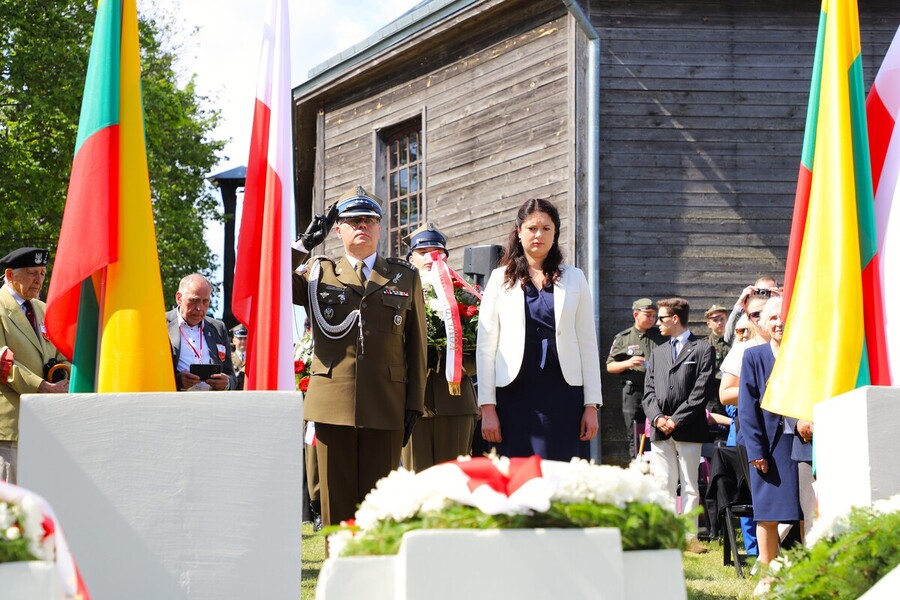 Uroczyste obchody 80. rocznicy operacji „Ostra Brama”. Ceremonia składania wieńców w kwaterze poległych żołnierzy Armii Krajowej w Skorbucianach – 6 lipca 2024, fot. Paula Prudziłowicz (IPN)