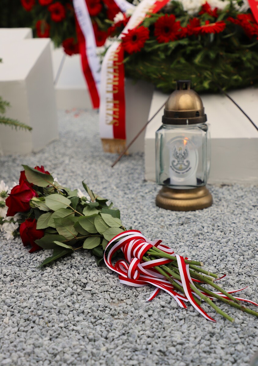 Uroczyste obchody 80. rocznicy operacji „Ostra Brama”. Ceremonia składania wieńców w kwaterze poległych żołnierzy Armii Krajowej w Skorbucianach – 6 lipca 2024, fot. Paula Prudziłowicz (IPN)