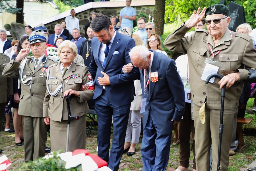 Uroczyste obchody 80. rocznicy operacji „Ostra Brama”. Uroczystości na cmentarzu w Kalwarii Wileńskiej oraz Kolonii Wileńskiej – 8 lipca 2024, fot. Paula Prudziłowicz (IPN)
