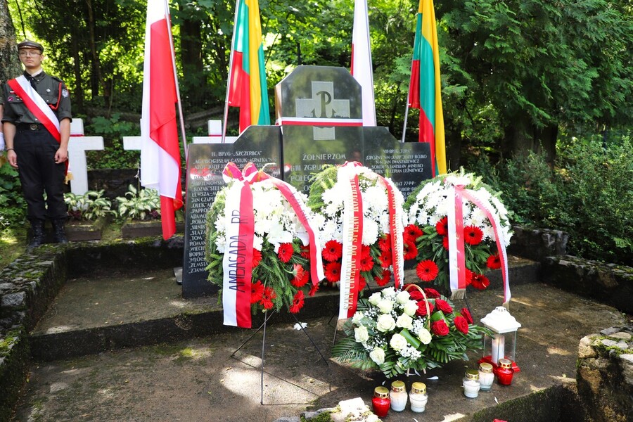 Uroczyste obchody 80. rocznicy operacji „Ostra Brama”. Uroczystości na cmentarzu w Kalwarii Wileńskiej oraz Kolonii Wileńskiej – 8 lipca 2024, fot. Paula Prudziłowicz (IPN)