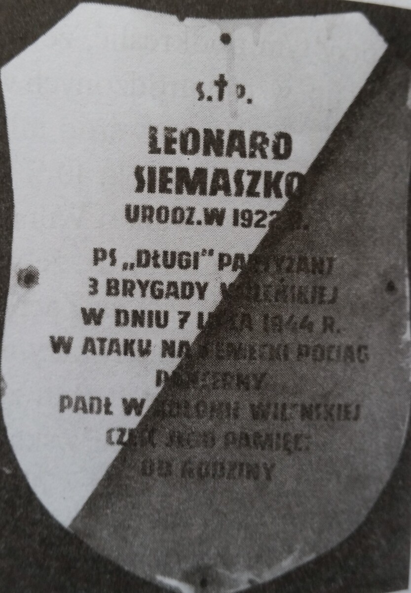 Pierwsza tabliczka na grobie poległego w Kolonii Wileńskiej kpr. Leonarda Siemaszki „Długiego”, sierpień 1944 r. (źródło: IPN)